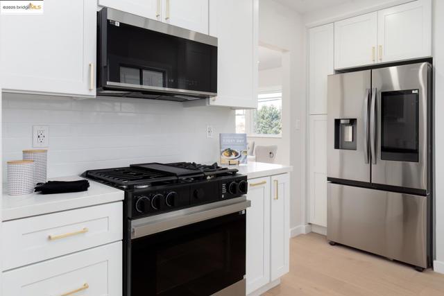 1515 Hampel St, Oakland CA: https://media.crmls.org/mediaz/5bc2c226-c45c-4a1e-a417-4d378a8439e4.jpg