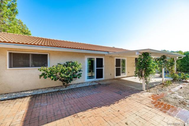 10506 Moon View Way, Escondido CA: https://media.crmls.org/mediaz/5bc37137-3aea-4cfa-a8a7-5d62762fbe90.jpg