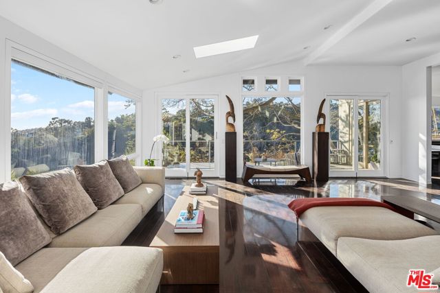 1415 Summitridge Drive, Beverly Hills CA: https://media.crmls.org/mediaz/5bc404b0-6f9a-483f-94d1-fc2aa1f0a1db.jpg
