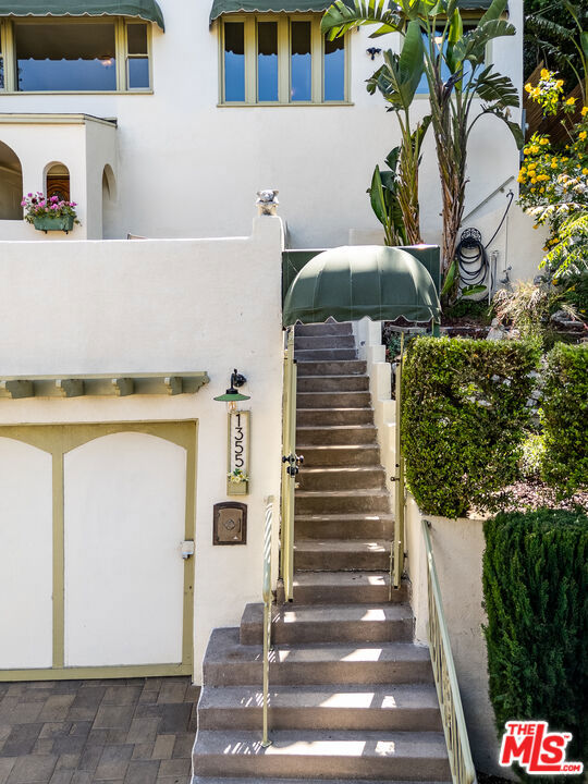 1355 Columbia Drive, Glendale CA: https://media.crmls.org/mediaz/5bc41fa6-9d73-487e-9a0e-b582cafc18e3.jpg