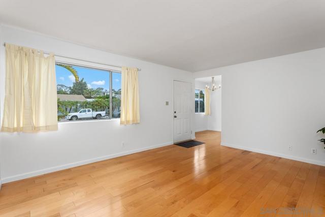 709 Sunflower St, Encinitas CA: https://media.crmls.org/mediaz/5bc4f223-8772-4737-9e97-500039457d4f.jpg