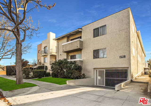 1538 11th Street, Santa Monica CA: https://media.crmls.org/mediaz/5bc5149a-2244-4d70-b0c6-4e668aca08d4.jpg
