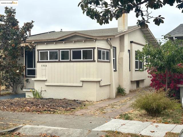 5926 Marshall St, Oakland CA: https://media.crmls.org/mediaz/5bc5c51f-defb-4167-9a50-c68aaf68c7ce.jpg