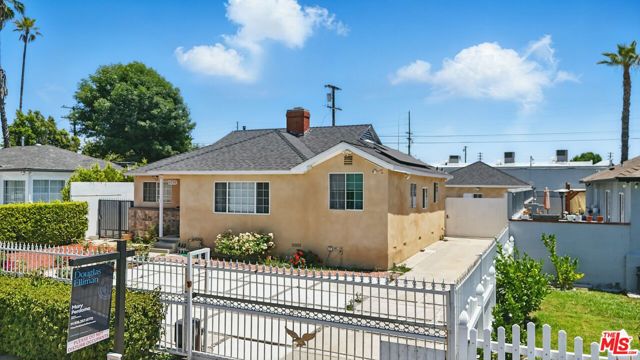 6230 Peach Avenue, Van Nuys CA: https://media.crmls.org/mediaz/5bc5fd5b-9e37-4bf5-aabf-27e53682bdc1.jpg