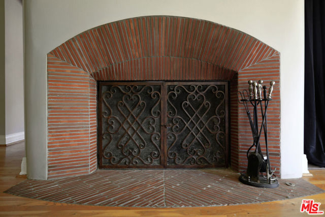 18625 Wells Drive, Tarzana CA: https://media.crmls.org/mediaz/5bc61de6-449a-4cfd-a02c-57b2a452b684.jpg