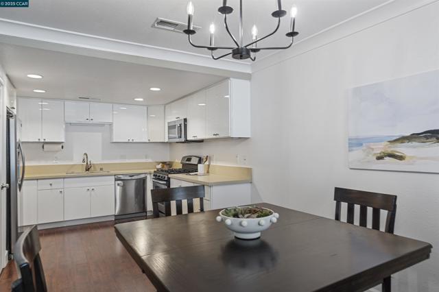 321 Via Cordova Ln, Martinez CA: https://media.crmls.org/mediaz/5bc682d0-e1f0-4b6a-bf0a-43f0b9c8f5a8.jpg