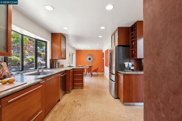 127 Devin Dr, Moraga CA: https://media.crmls.org/mediaz/5bc7b439-38f6-4ee9-9319-31f1a3857de9.jpg