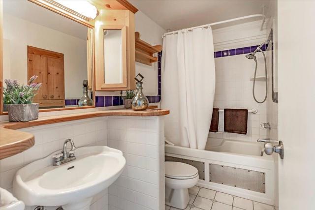 165 E Okeefe Street, Menlo Park CA: https://media.crmls.org/mediaz/5bc81aba-376f-4f2a-9e39-443a37e67cb3.jpg