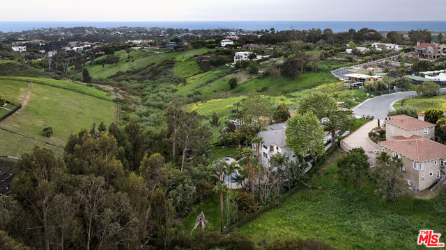 28902 Verde Mesa Lane, Malibu CA: https://media.crmls.org/mediaz/5bc84504-a3b4-4daa-bed1-86339b11bcd0.jpg
