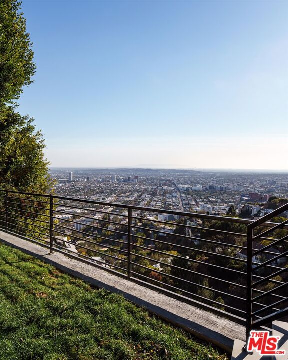 https://media.crmls.org/mediaz/5bc88299-1607-44fd-a7fa-0d298270c0b9.jpg?preset=X-Large