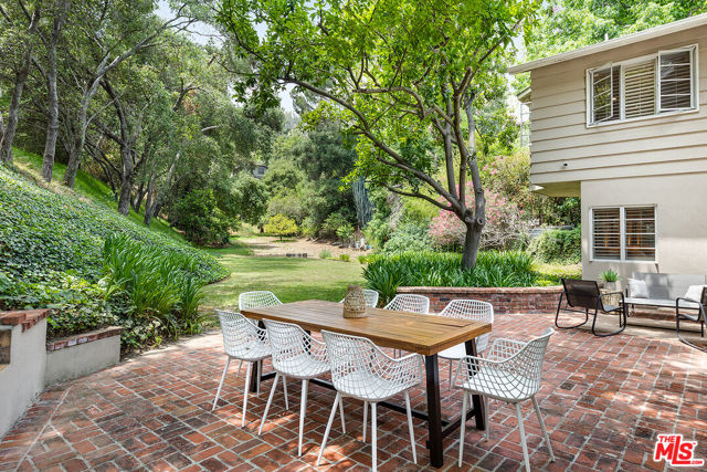 1215 Linda Ridge Lane, Pasadena CA: https://media.crmls.org/mediaz/5bc8c5ec-1a4e-4546-842f-b41a11fcc28b.jpg