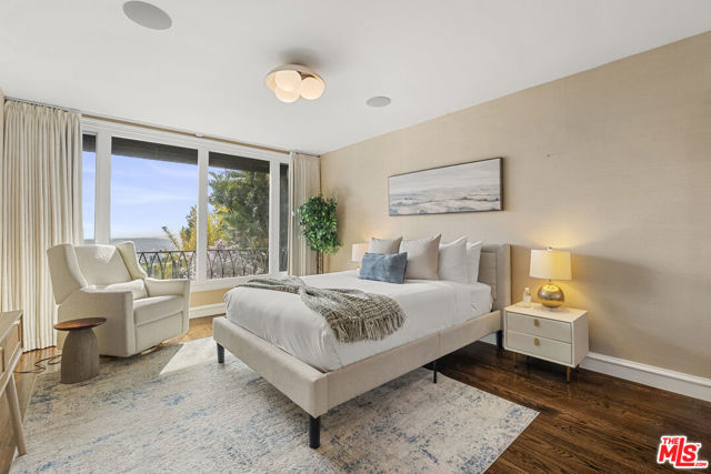 8828 Thrasher Avenue, Los Angeles CA: https://media.crmls.org/mediaz/5bc8f1fd-74fc-49eb-b1bf-082b28939eb8.jpg