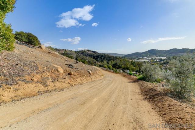 496 Camino Calafia, San Marcos CA: https://media.crmls.org/mediaz/5bc973e9-c80f-4d19-bca8-b4ee2c2abd38.jpg