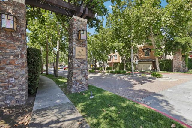 49199 Honeysuckle Ter, Fremont CA: https://media.crmls.org/mediaz/5bca459c-282c-439e-be4b-8a282876fd4c.jpg