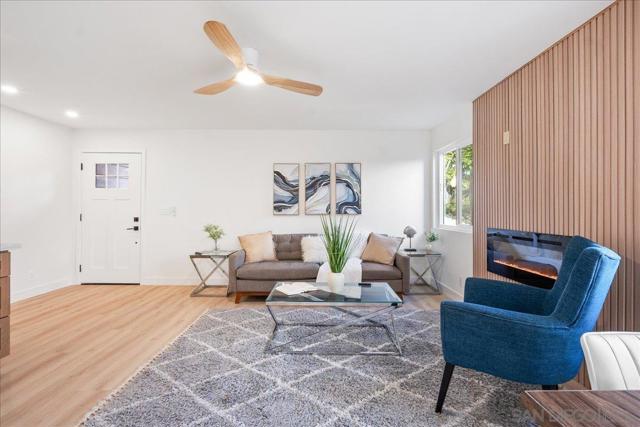 928 Diamond St, San Diego CA: https://media.crmls.org/mediaz/5bcb8f4c-0667-4562-96a4-b6f239858f60.jpg