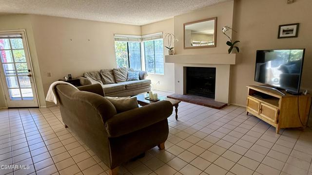 12670 Crescentmeadow Court, Moorpark CA: https://media.crmls.org/mediaz/5bcbfae2-1e08-4478-9607-a392386b4ae3.jpg