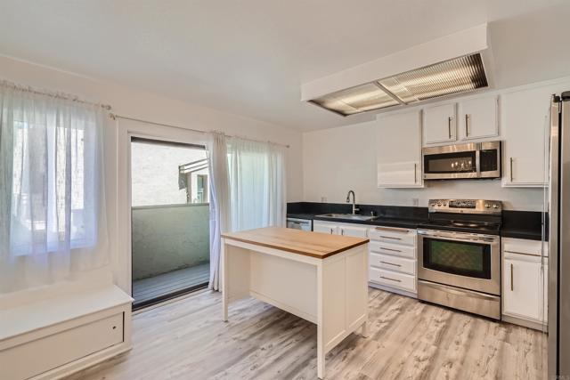 Detail Gallery Image 10 of 28 For 3253 Caminito Eastbluff #28,  La Jolla,  CA 92037 - 3 Beds | 2/1 Baths