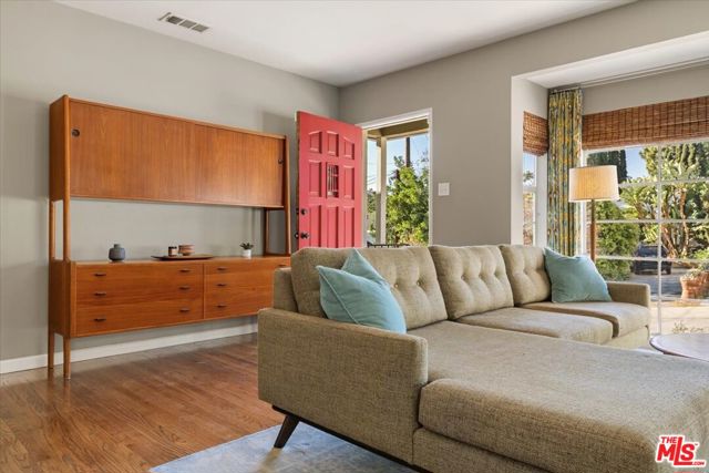 340 S Madison Way, Glendale CA: https://media.crmls.org/mediaz/5bcdcfec-cc43-4e58-8145-e270ea848cb5.jpg