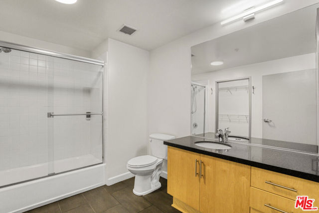 330 W 11th Street, Los Angeles CA: https://media.crmls.org/mediaz/5bce3e9e-c167-415b-bb5d-3822538b17aa.jpg