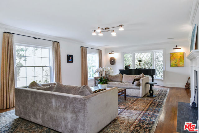4444 Libbit Avenue, Encino CA: https://media.crmls.org/mediaz/5bd047ae-a7f6-42cb-af55-64ca574cc334.jpg