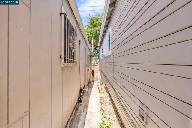 2150 35Th Ave, Oakland CA: https://media.crmls.org/mediaz/5bd062cd-26f3-4069-9d3b-37319335ba57.jpg