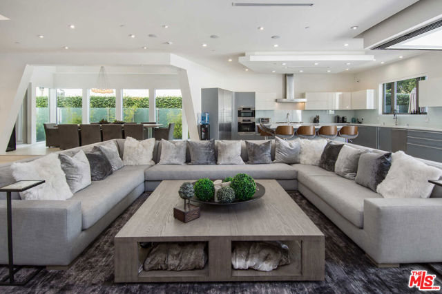 429 N Sweetzer Avenue, Los Angeles CA: https://media.crmls.org/mediaz/5bd1fe69-a60e-4665-9f4c-33176f4a55bf.jpg
