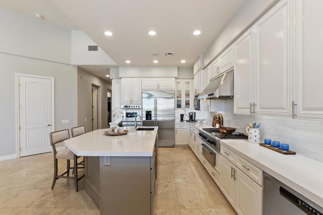 48644 Vista Palomino, La Quinta CA: https://media.crmls.org/mediaz/5bd23552-e51b-4caf-8b22-a9253da5b94a.jpg