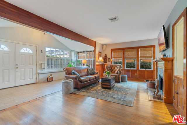 41 Vicente Terrace, Santa Monica CA: https://media.crmls.org/mediaz/5bd2ce8a-5f41-44d3-bfe8-fd0f91f0c090.jpg