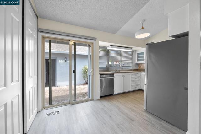 5571 Sepulveda Ct, Concord CA: https://media.crmls.org/mediaz/5bd39626-2334-4b32-876c-369aa1081bae.jpg