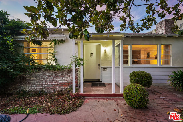 10941 Peach Grove Street, Toluca Lake CA: https://media.crmls.org/mediaz/5bd4d989-952e-449a-b068-400209e65585.jpg