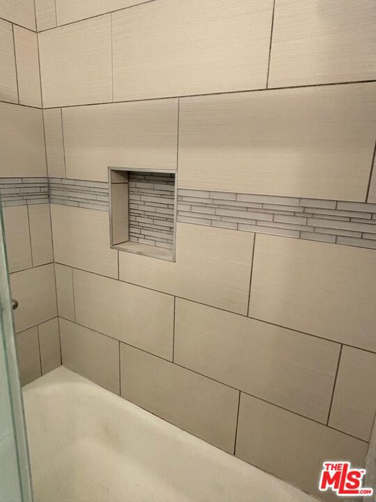 2488 N Beachwood Drive, Los Angeles CA: https://media.crmls.org/mediaz/5bd4e1e9-56a3-46b2-a7cf-ce49b1988ece.jpg