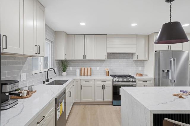 Detail Gallery Image 10 of 35 For 3296 via Bartolo, San Diego,  CA 92111 - 4 Beds | 3 Baths