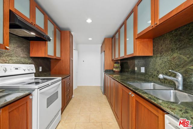 429 N Oakhurst Drive, Beverly Hills CA: https://media.crmls.org/mediaz/5bd587c9-a99a-4ba5-93a8-e64f9e35506e.jpg