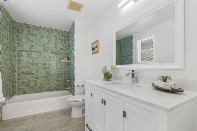 455 32nd St, Richmond CA: https://media.crmls.org/mediaz/5bd745b0-7751-4c14-9d8d-953b642e580a.jpg