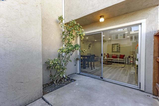 1896 San Vincente Dr, Concord CA: https://media.crmls.org/mediaz/5bda3d5d-2baf-4687-a9ac-07d77f14a5d8.jpg