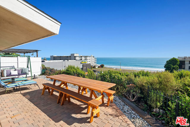 22609 Pacific Coast Highway, Malibu CA: https://media.crmls.org/mediaz/5bda644c-4ef8-4b6b-b8ba-8deea6577b7c.jpg