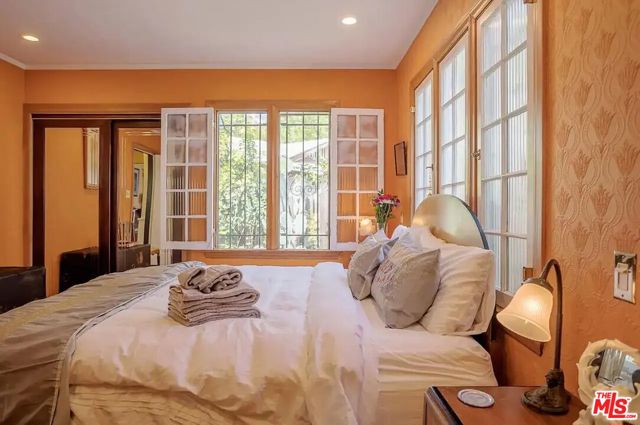 2146 Holly Drive, Los Angeles CA: https://media.crmls.org/mediaz/5bdb21fc-6b23-423c-8ca5-718d6e33f7a2.jpg