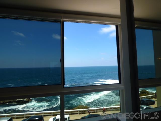 939 Coast Blvd, La Jolla CA: https://media.crmls.org/mediaz/5bdba761-467f-4c92-8f92-412c24685659.jpg