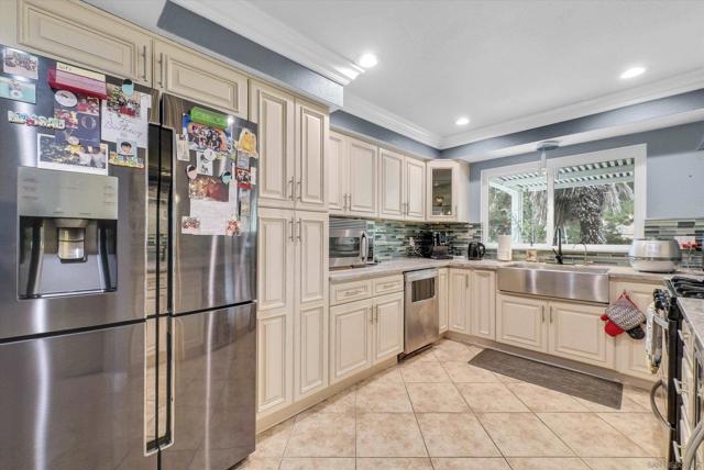1521 Del Norte Dr, Corona CA: https://media.crmls.org/mediaz/5bdbb700-baeb-462d-b49d-4289b6f58f26.jpg