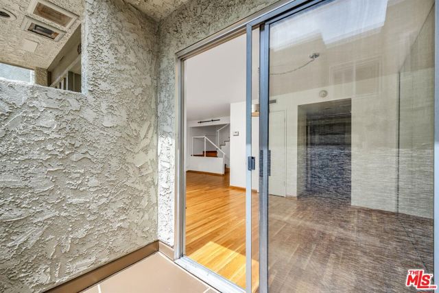 11744 Moorpark Street, Studio City CA: https://media.crmls.org/mediaz/5bdcfa12-9232-4abf-b743-67d74abf0c02.jpg