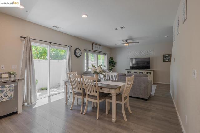 3807 Bridgemeadow Way, Sacramento CA: https://media.crmls.org/mediaz/5bdd0472-3c89-438b-be4e-94f995b9d965.jpg