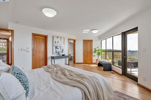 1522 Grand View Drive, Berkeley CA: https://media.crmls.org/mediaz/5bdd04ec-a992-427c-bfee-fa8152f95910.jpg