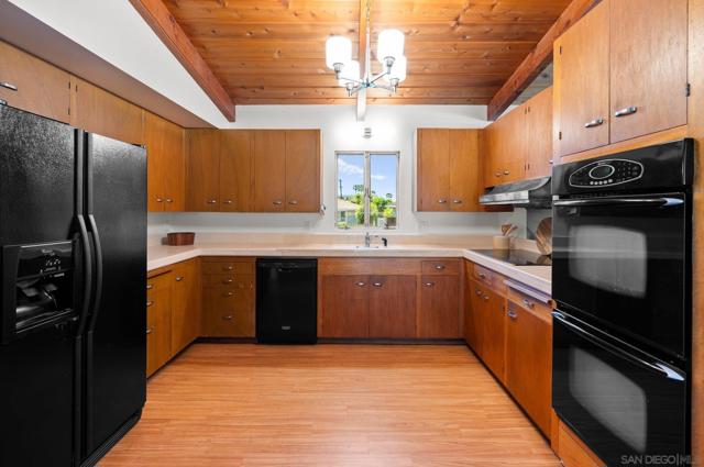 1201 Via Barranca, La Jolla CA: https://media.crmls.org/mediaz/5bdd599e-b7b7-4a67-9731-a470c2353a96.jpg