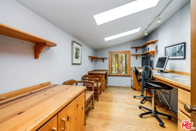 454 E Rustic Road, Santa Monica CA: https://media.crmls.org/mediaz/5bdd84eb-b408-4721-96b5-e85a4104bddc.jpg