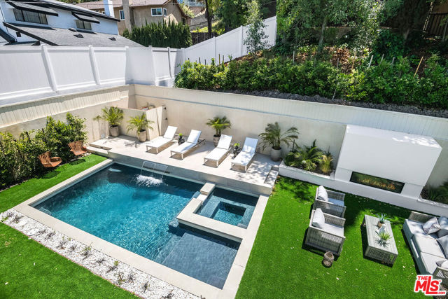 16226 Dickens Street, Encino CA: https://media.crmls.org/mediaz/5bdd90cf-4c30-46ef-930a-4d914d810632.jpg