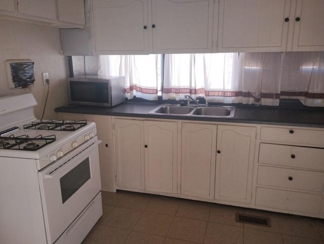 6746 Adobe Road, 29 Palms CA: https://media.crmls.org/mediaz/5bde59c2-de73-43da-bc69-9b1df551c10a.jpg