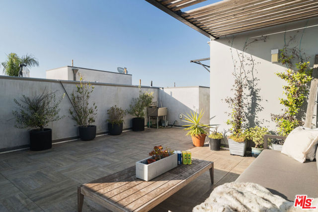 1752 Stoner Avenue, Los Angeles CA: https://media.crmls.org/mediaz/5bde6248-f9eb-4182-a695-831256d2c5c6.jpg