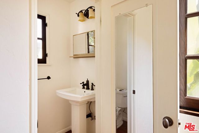 112 N Valley Street, Burbank CA: https://media.crmls.org/mediaz/5bde83cd-7410-4354-8bcc-704acb7337db.jpg