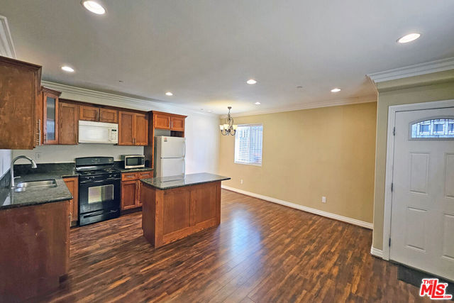 1434 Ricardo St, Los Angeles CA: https://media.crmls.org/mediaz/5bde9d14-036d-490e-8da4-d9216fc3b1d0.jpg