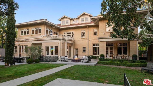 601 S Windsor Boulevard, Los Angeles CA: https://media.crmls.org/mediaz/5be06b2e-514f-4c11-99a6-36acc096d60b.jpg